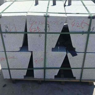 鞍山 芝麻白异形坐凳，石凳