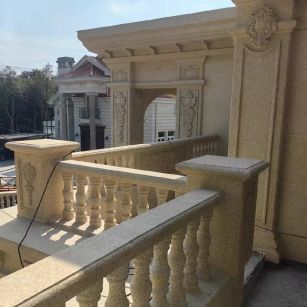 鞍山 黄金麻别墅外墙干挂雕花配合阳台栏杆花瓶柱