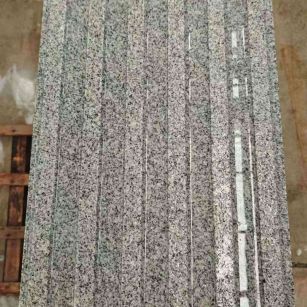 鞍山 芝麻白花岗岩荔枝面雕刻盲道，盲条