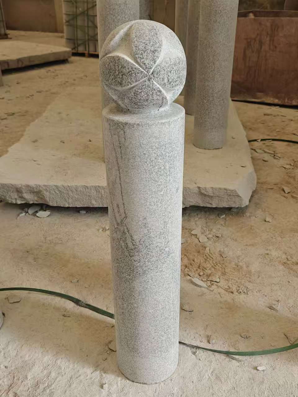 鞍山 芝麻白花岗岩石材挡车石柱、停车柱、圆柱挡车柱、方柱挡车柱等