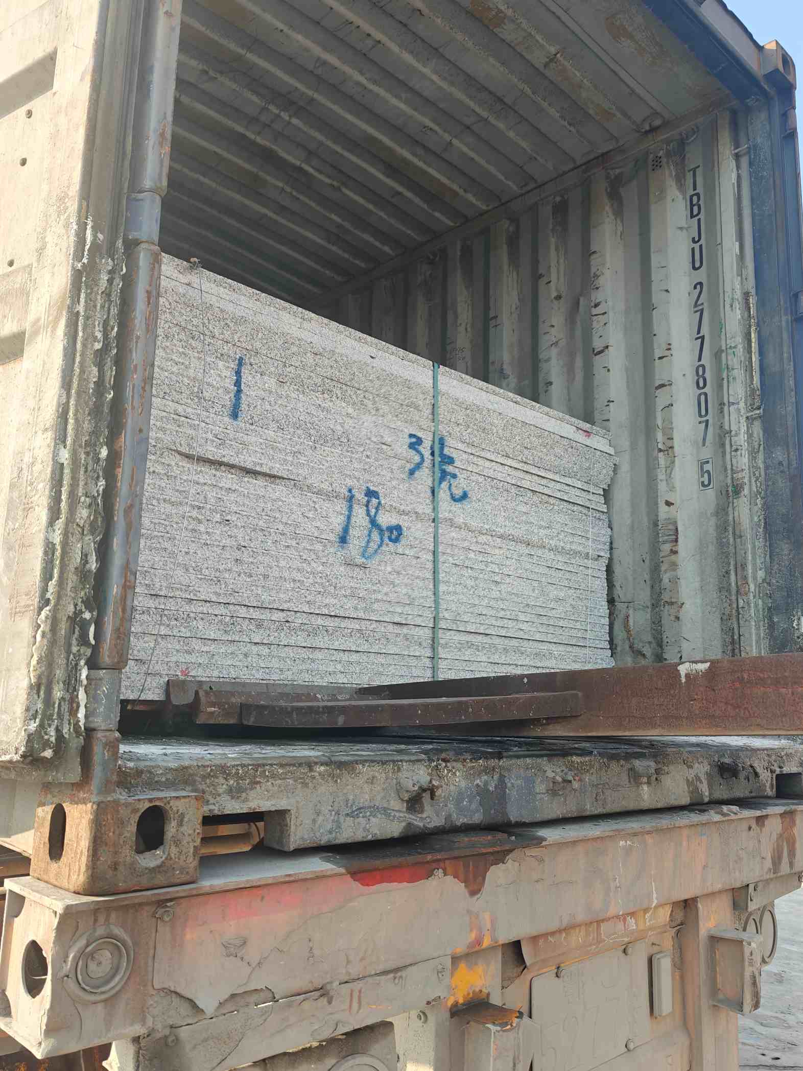 鞍山 芝麻白花岗岩石材3.0公分光面毛板装柜出货