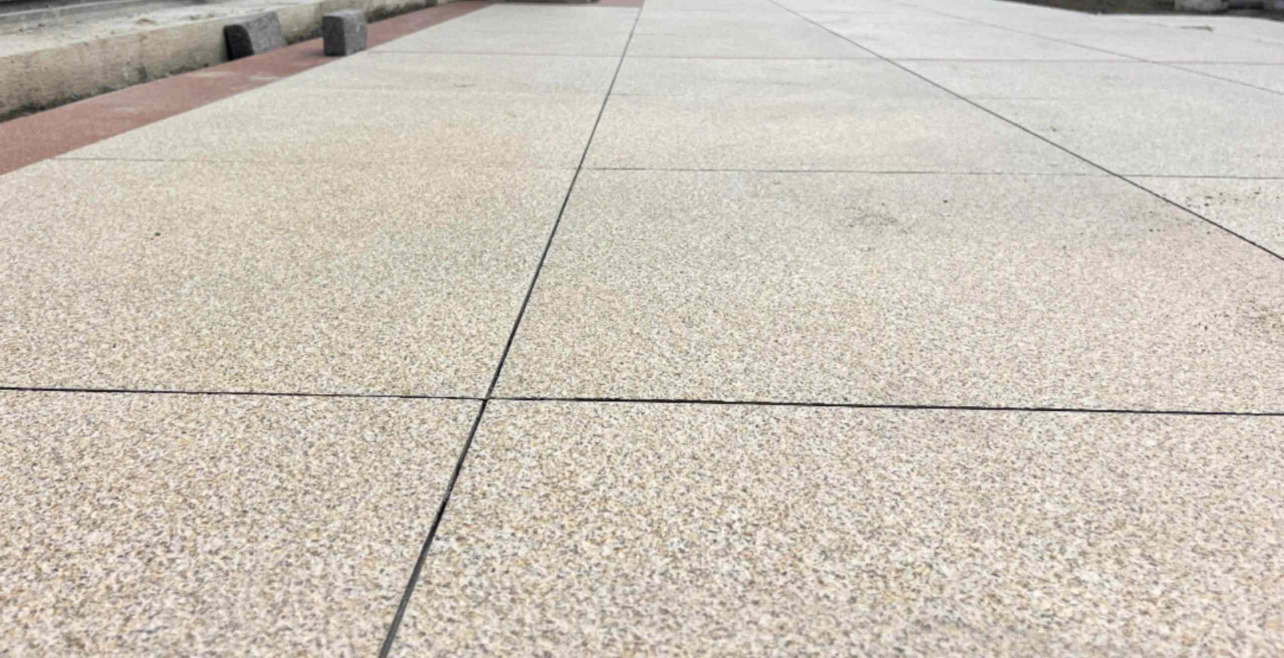 鞍山 黄金麻花岗岩石板材荔枝面地面铺装效果