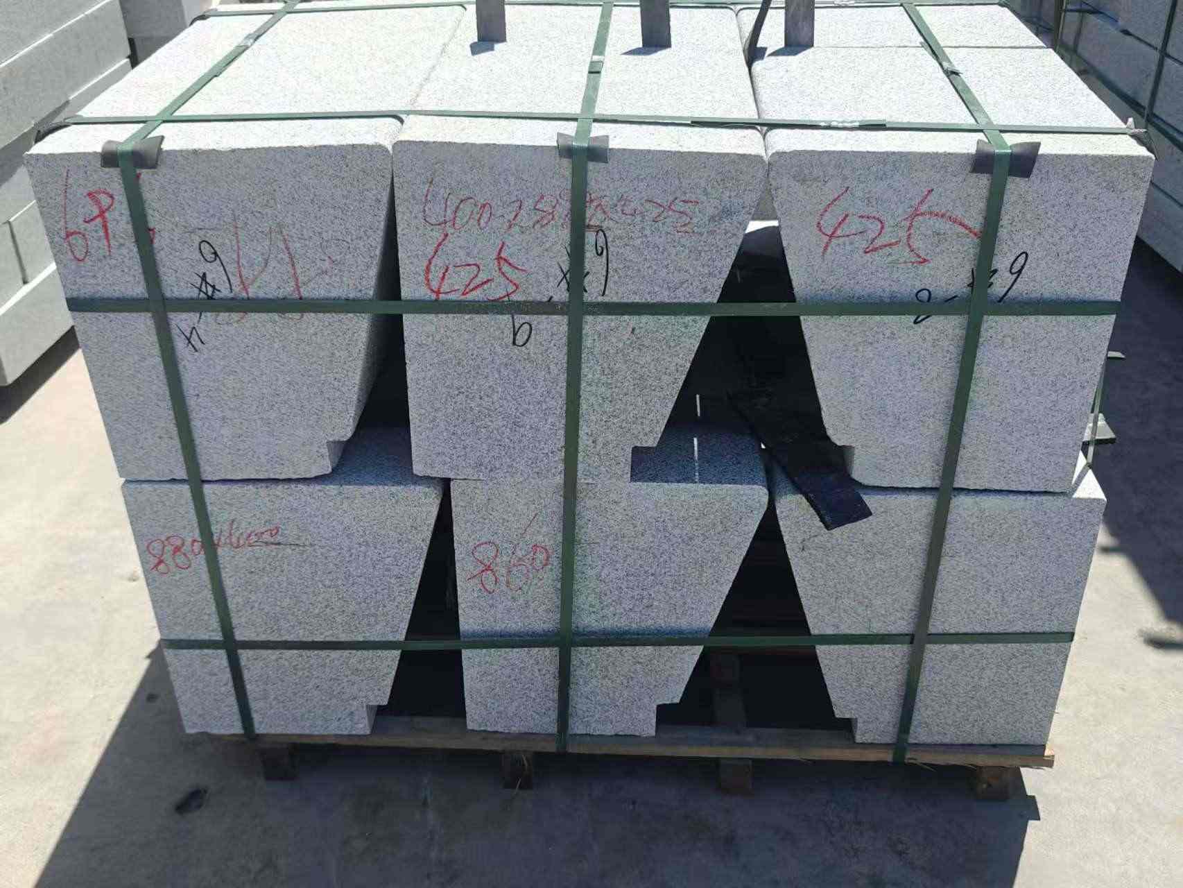 鞍山 芝麻白异形坐凳，石凳