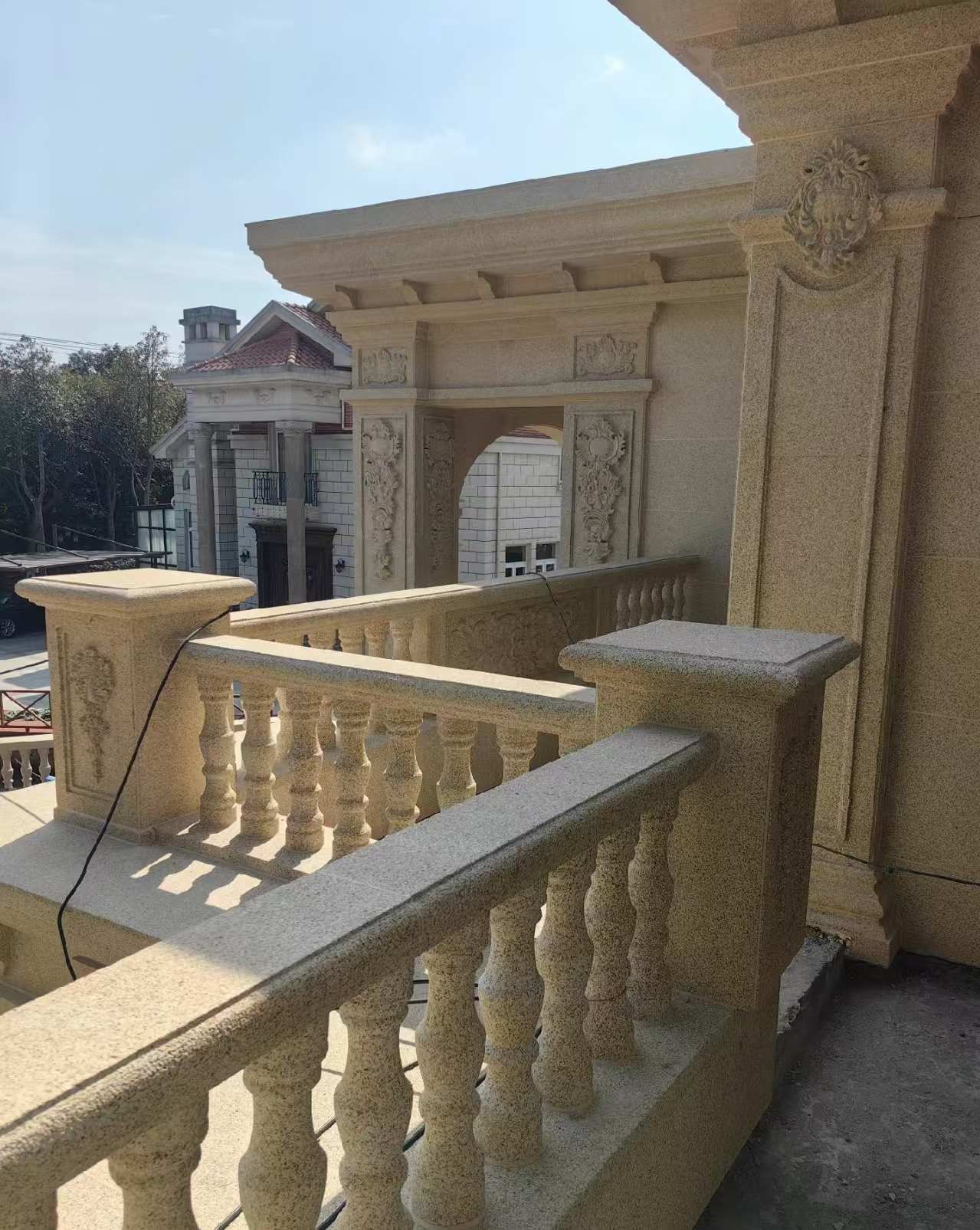 鞍山 黄金麻别墅外墙干挂雕花配合阳台栏杆花瓶柱