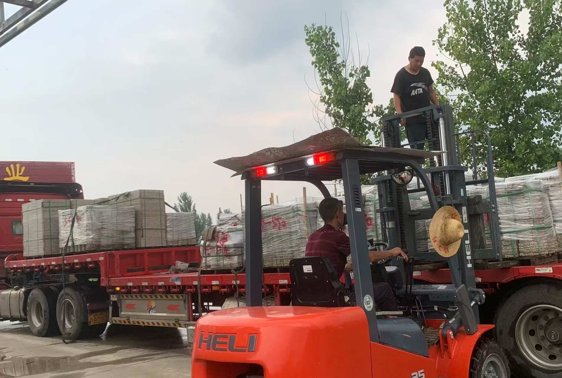 鞍山 黄金麻冰裂纹，地铺石装车