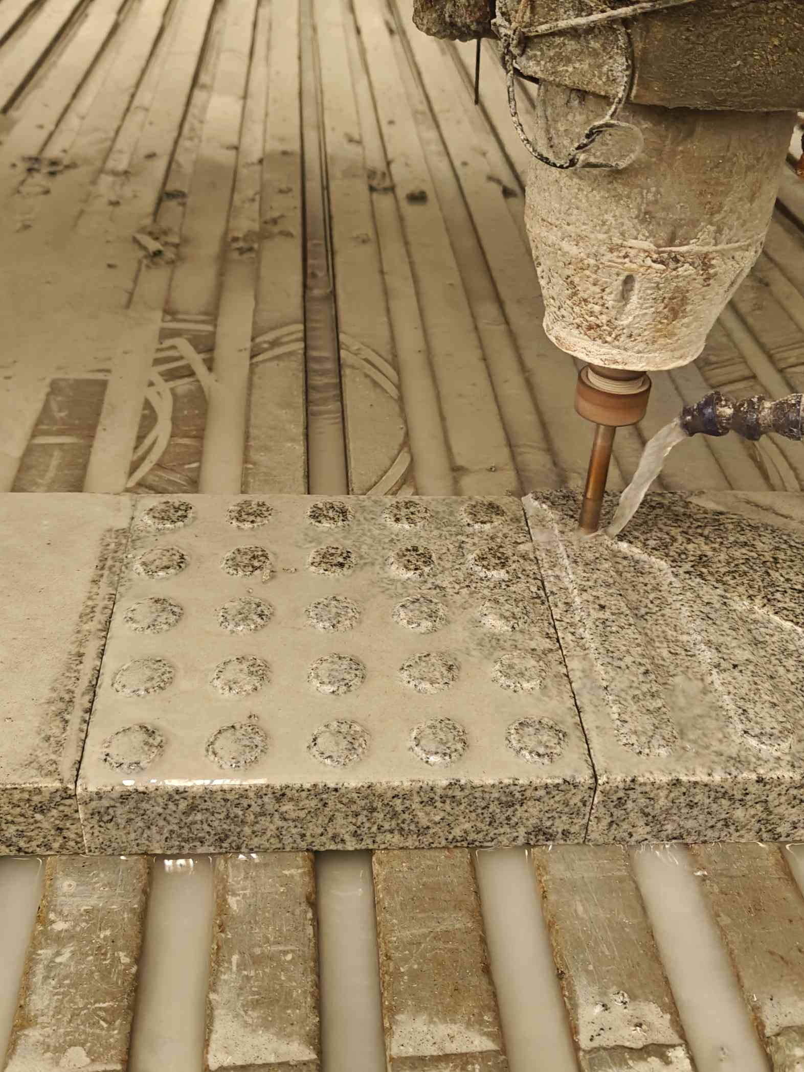 鞍山 芝麻白花岗岩石材盲人石、盲道石、盲点石