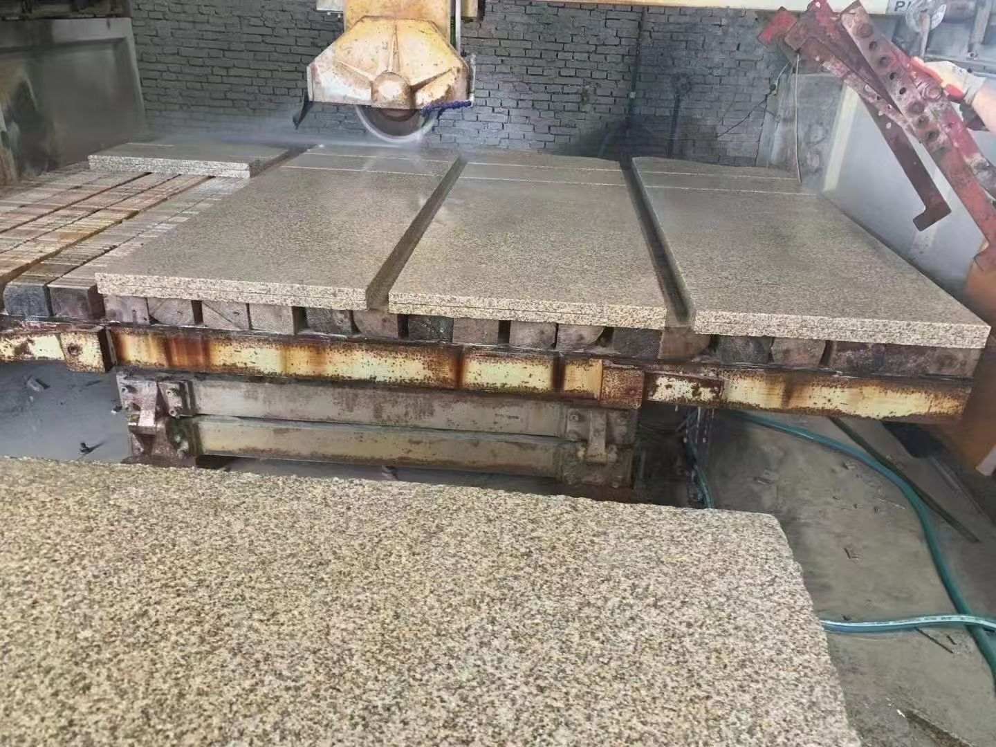 鞍山 黄金麻荔枝面成品板加工