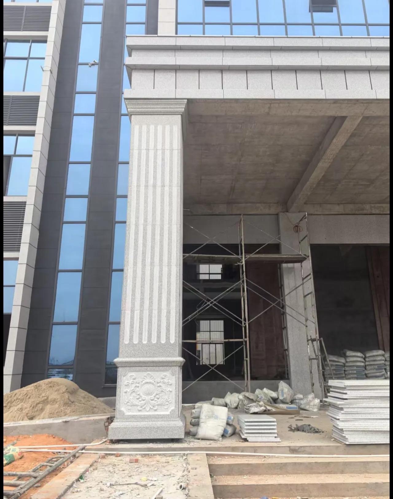 鞍山 芝麻白光面花岗岩门楼大柱（罗马柱）配雕花底座