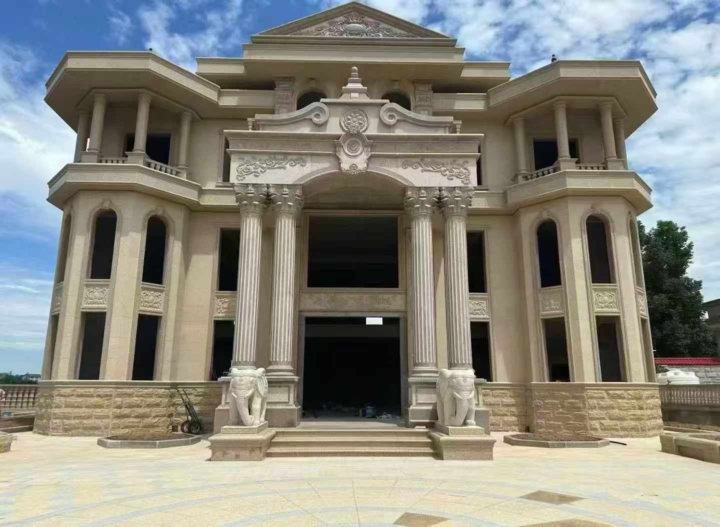 鞍山 黄金麻别墅外墙干挂，大柱，大象，蘑菇石，雕花板