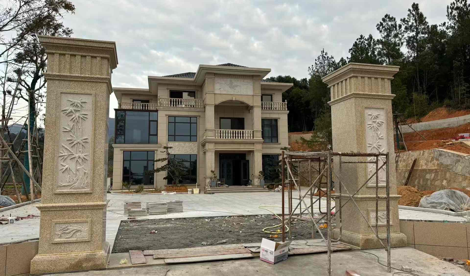 鞍山 黄金麻花岗岩别墅雕花外墙干挂配上门口雕花罗马柱