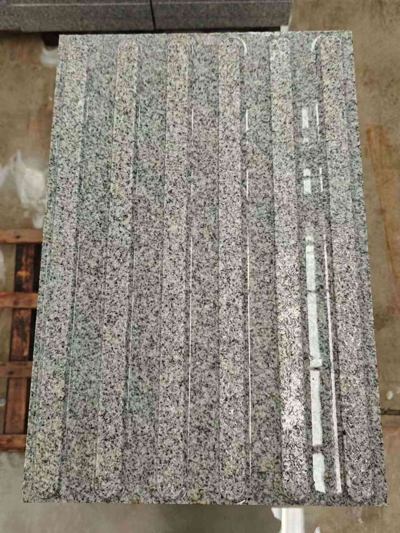 鞍山 芝麻白花岗岩荔枝面雕刻盲道，盲条