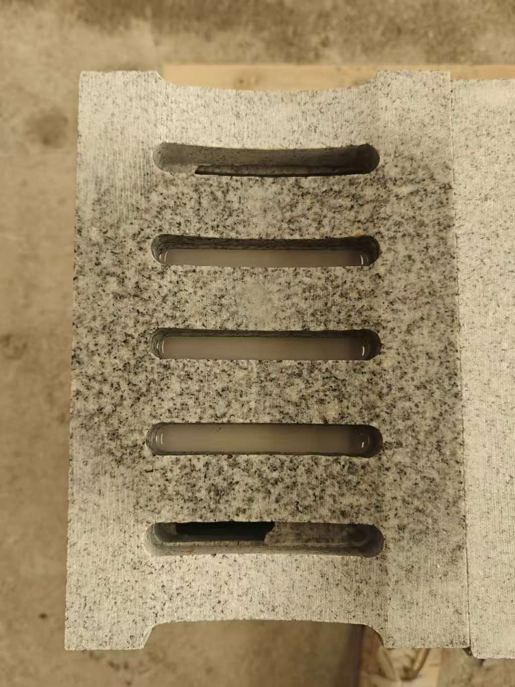 鞍山 芝麻白拉丝面花岗岩U型开槽排水槽