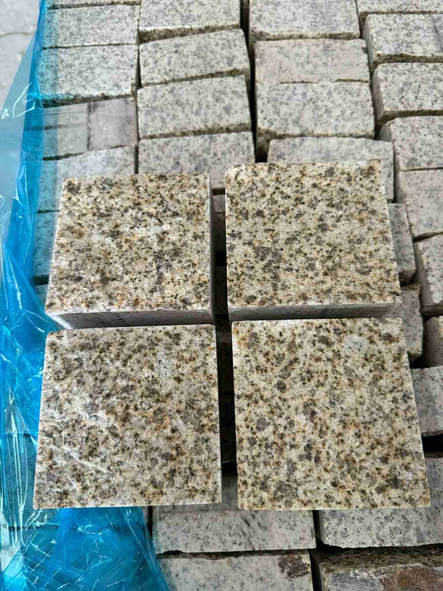 鞍山 黄金麻花岗岩自然面小方块，弹石，马蹄石等