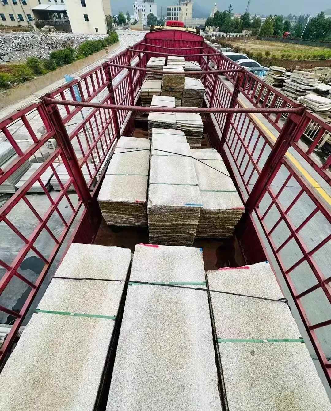 鞍山 黄金麻花岗岩荔枝面，光面毛板装车完成