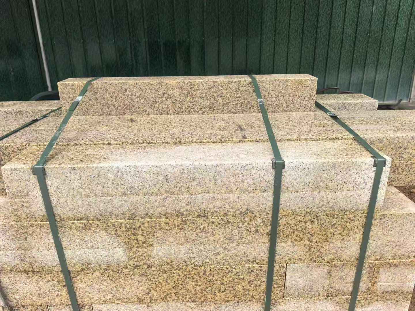 鞍山 黄金麻花岗岩石材机切面栏杆料半成品