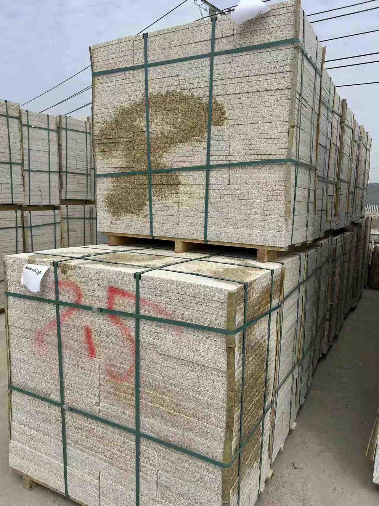 鞍山 黄金麻花岗岩石材荔枝面地铺石2.5*300*600