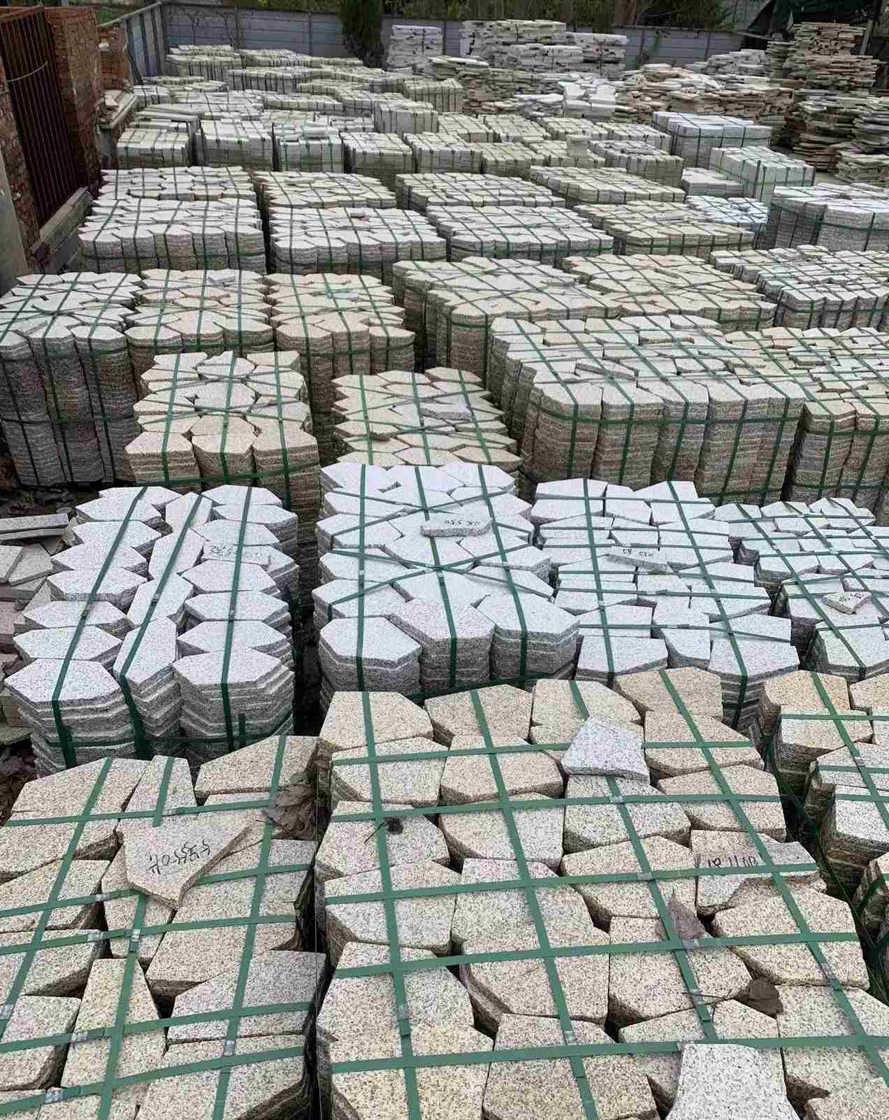 鞍山 黄金麻白麻花岗岩荔枝面地铺石(冰裂纹)