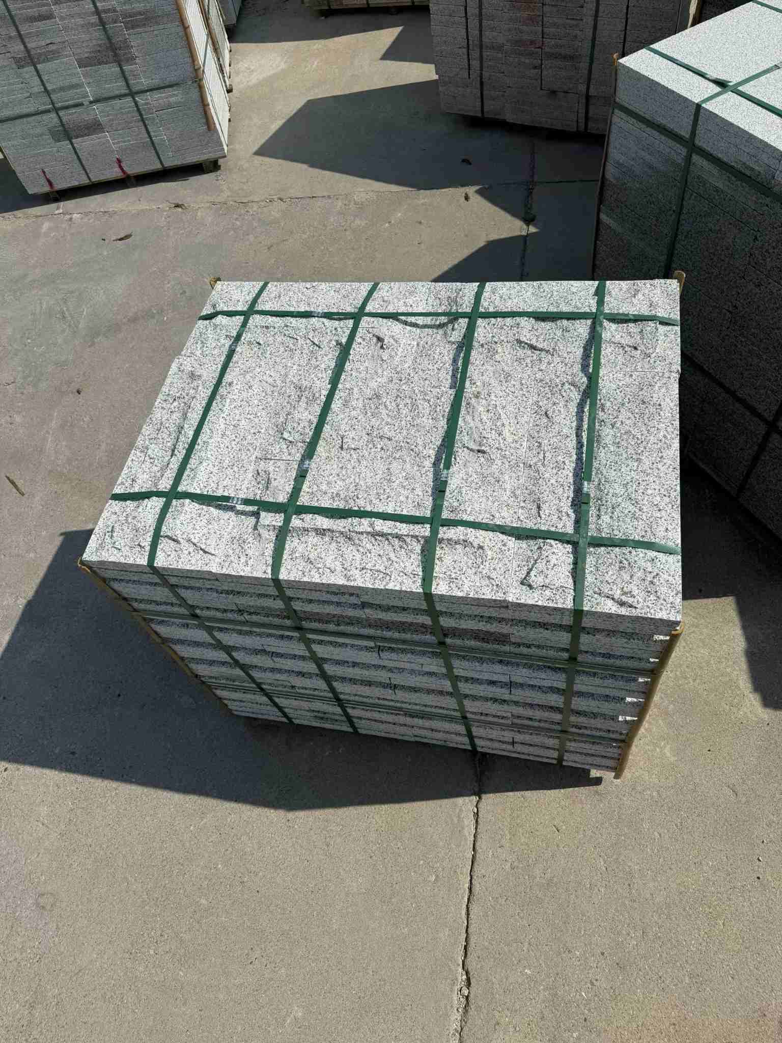 鞍山 白麻花岗岩石材自然面蘑菇石成品