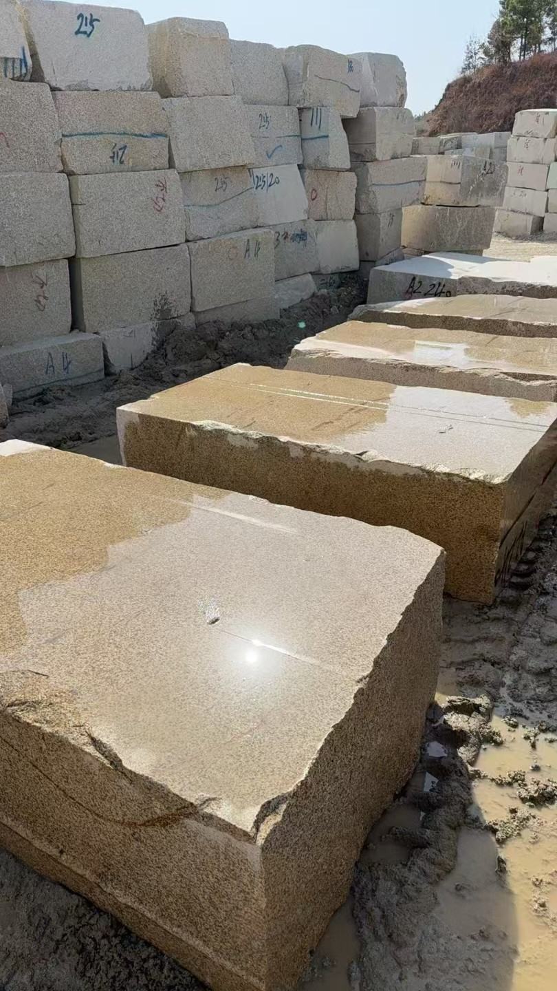 鞍山 黄金麻方料堆场洗料分选中，原材料充足