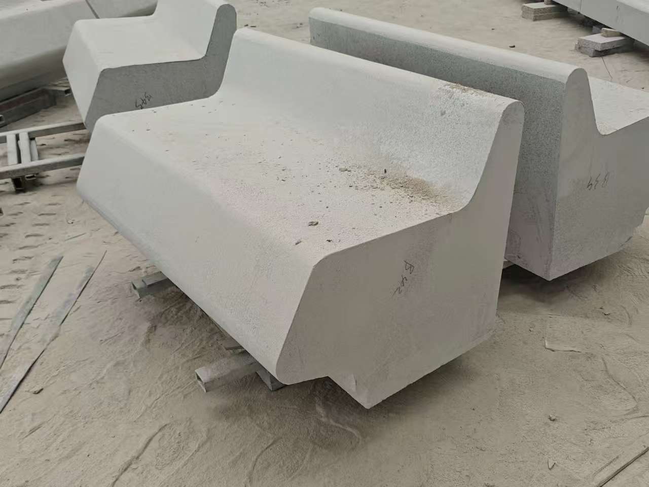 鞍山 芝麻白花岗岩异形坐凳，石凳