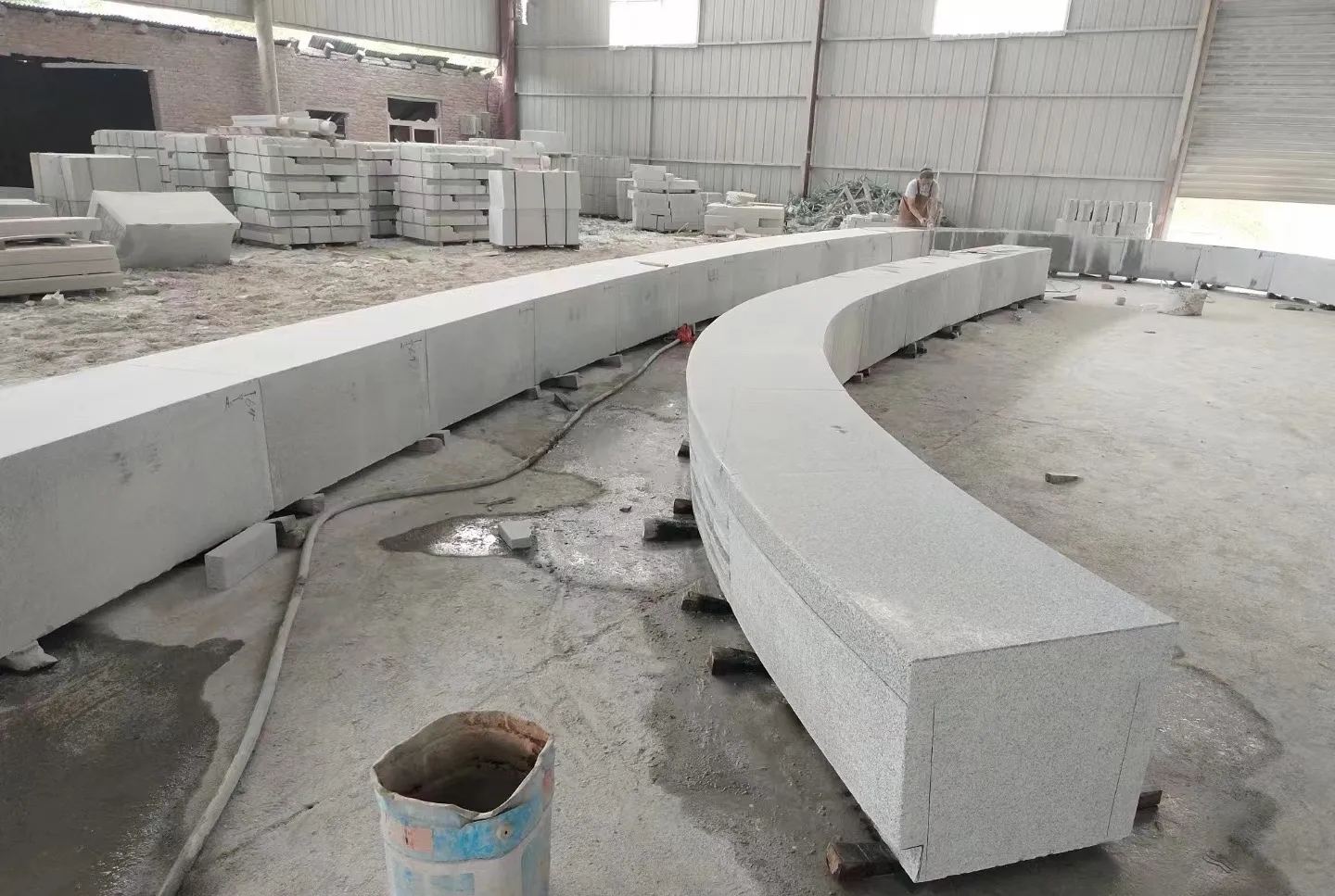 鞍山芝麻白花岗岩石板材 园林光面弧形坐凳