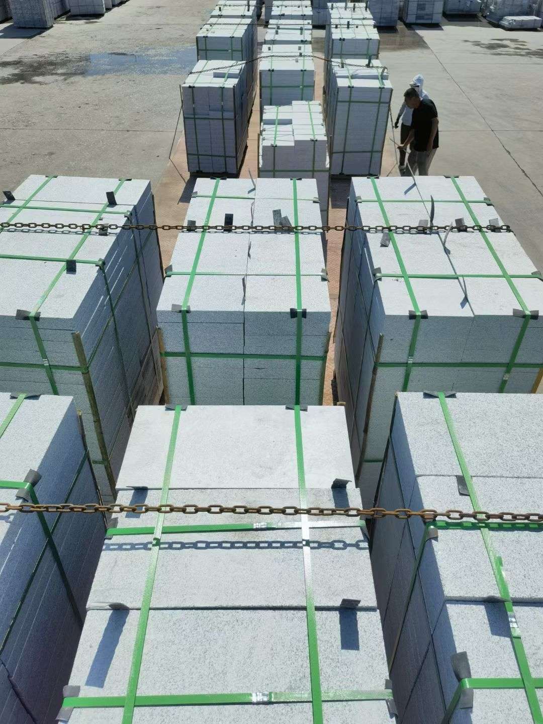 鞍山 芝麻白花岗岩5公分地铺石 花岗岩厂家工厂装车日常